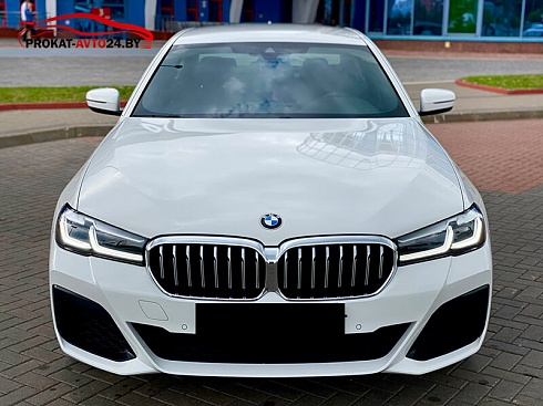 BMW 5 G30 2021 белого цвета
