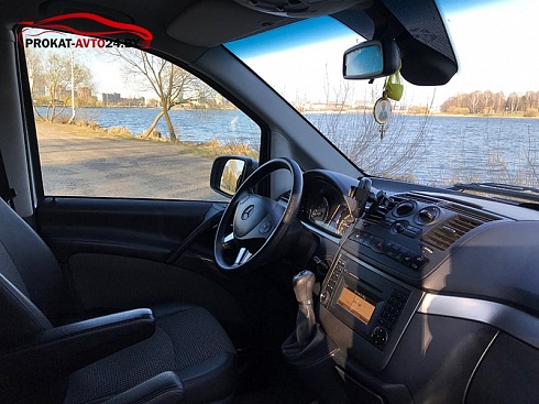 Фото салона и приборной панели Mercedes Viano 2013 г.в.