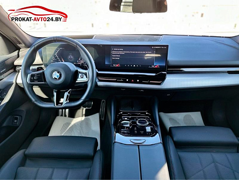 Фото салона BMW G60 2025