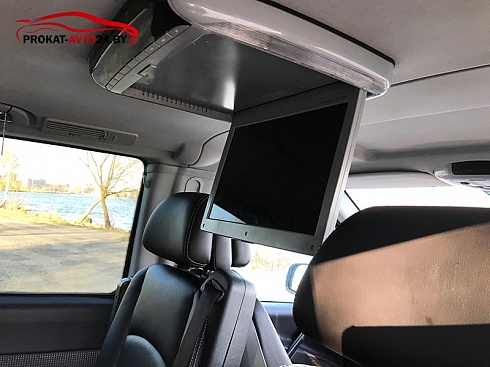 Телевизор внутри салона минивэна Mercedes Viano