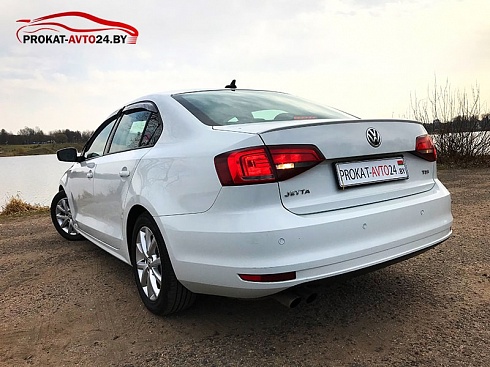 Реальное фото автомобиля Volkswagen Jetta белого цвета