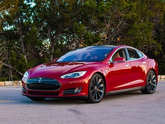 Tesla Model S красная
