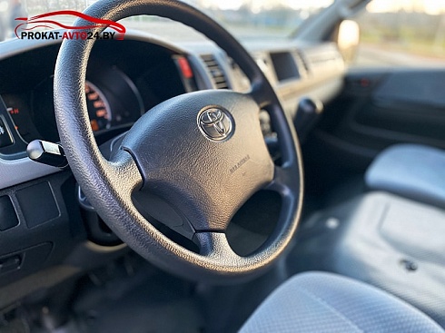 Водительское место микроавтобуса под категорию D Toyota Hiace