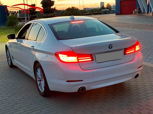 БМВ 5 Серия Г30 белого цвета